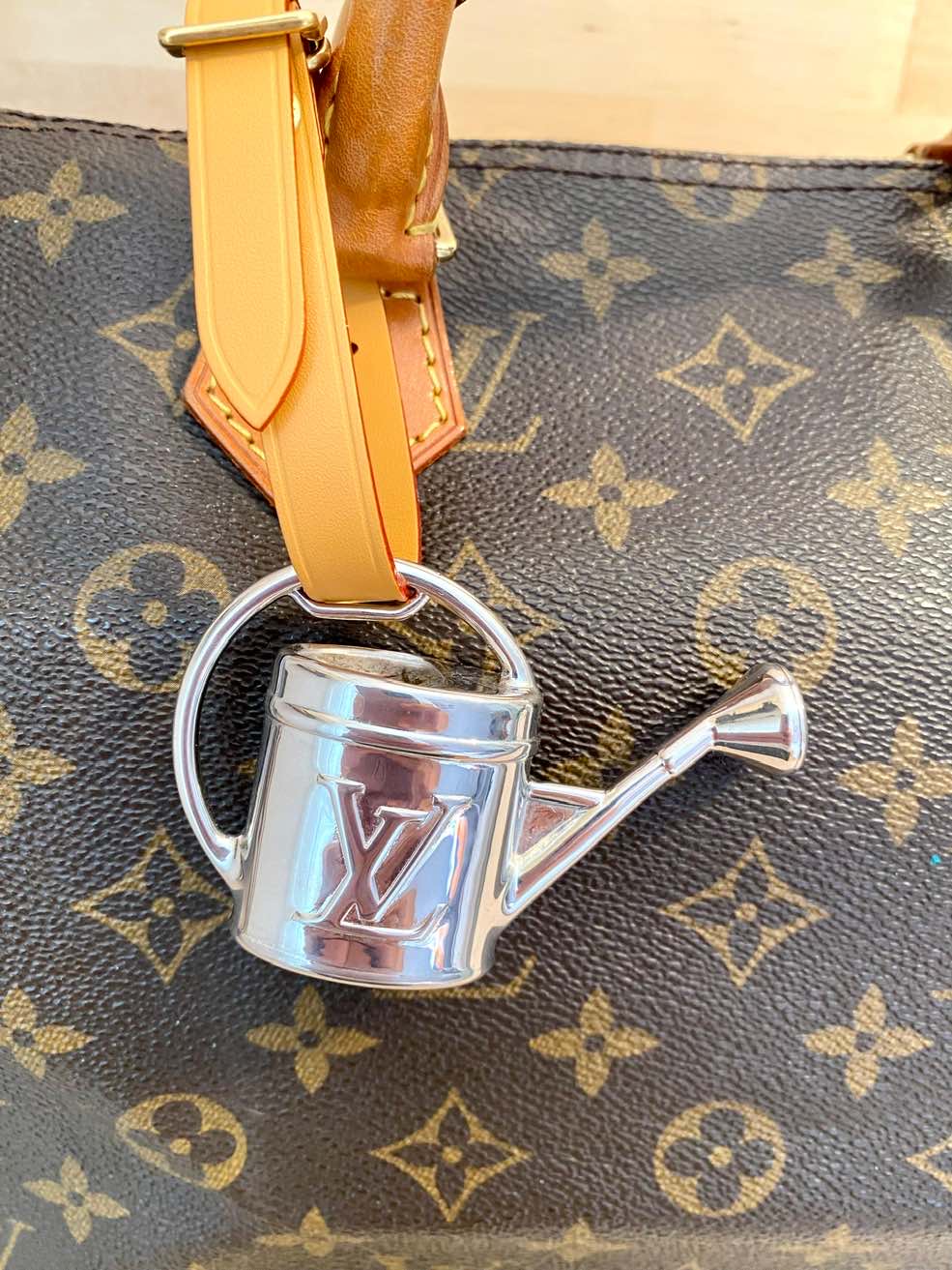 LOUIS VUITTON Bagcharm, Taschenanhänger, Gießkanne, Rarität – Bild 5