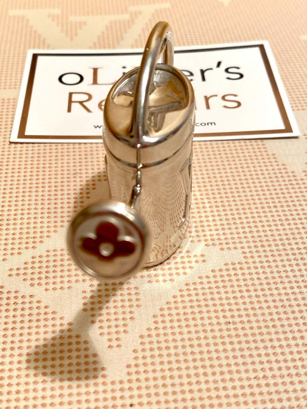 LOUIS VUITTON Bagcharm, Taschenanhänger, Gießkanne, Rarität – Bild 7
