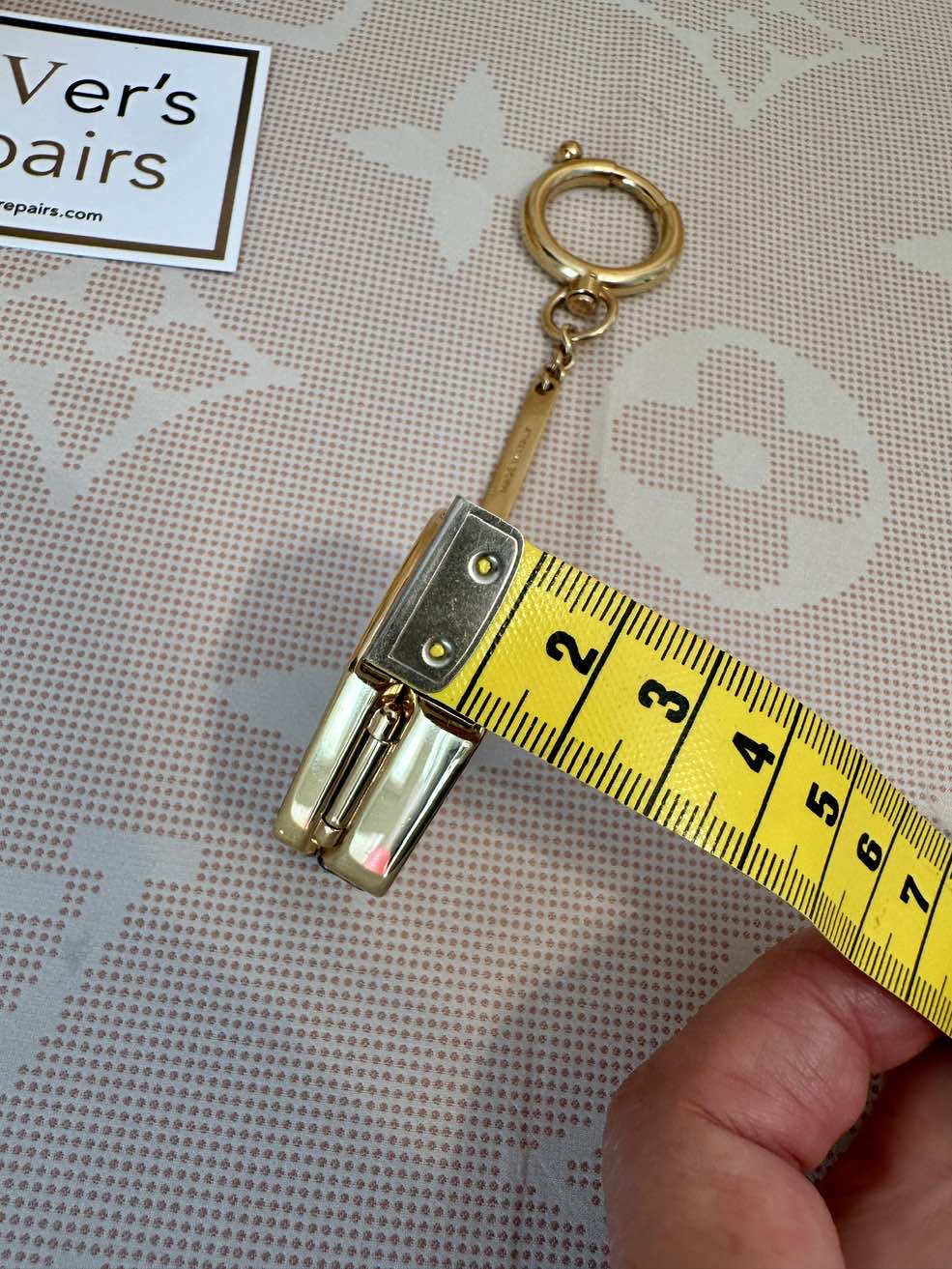 LOUIS VUITTON Bagcharm, Taschenanhänger, Spiegel Boite Chapeau, M62230 – Bild 12