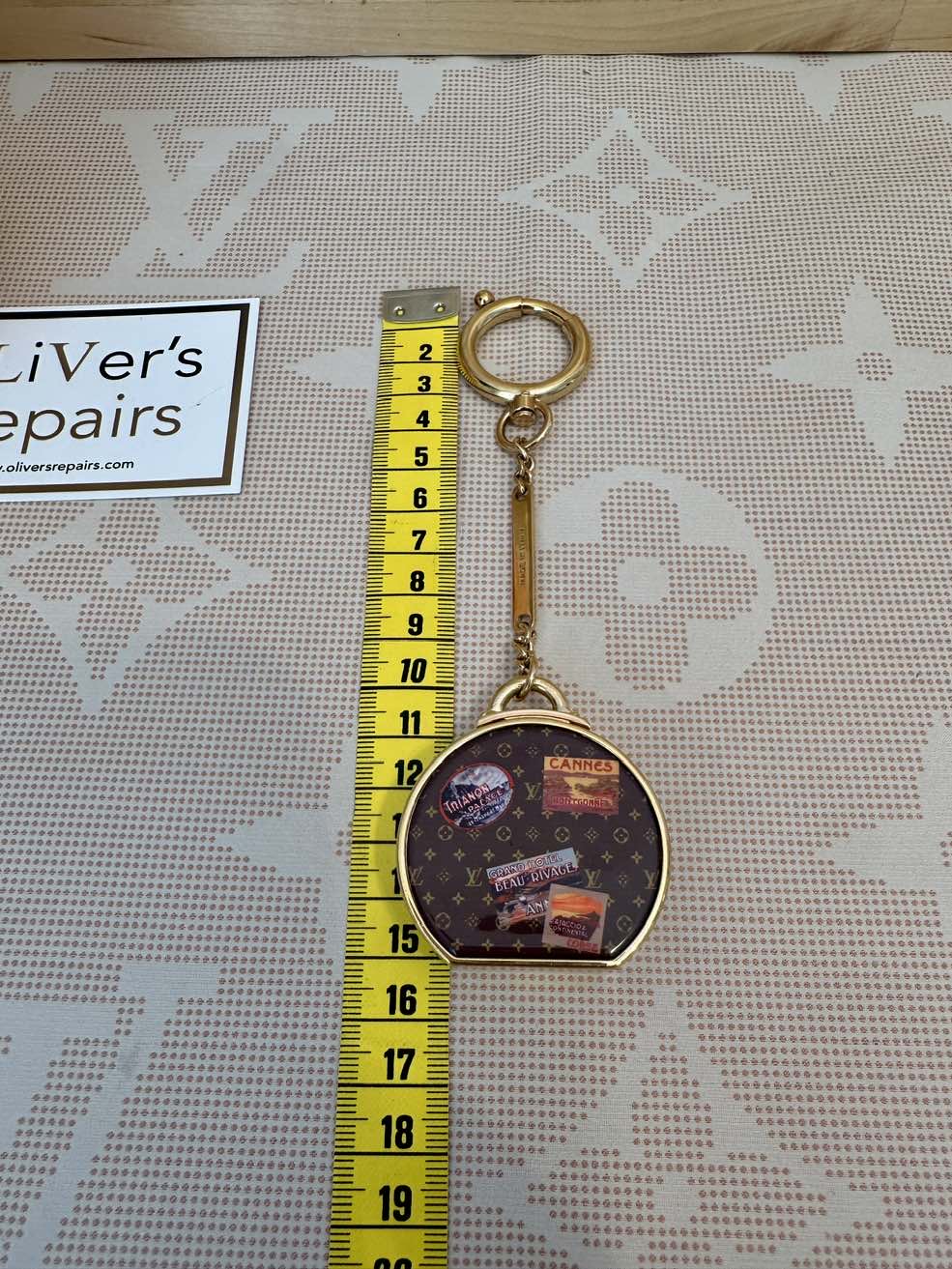 LOUIS VUITTON Bagcharm, Taschenanhänger, Spiegel Boite Chapeau, M62230 – Bild 13