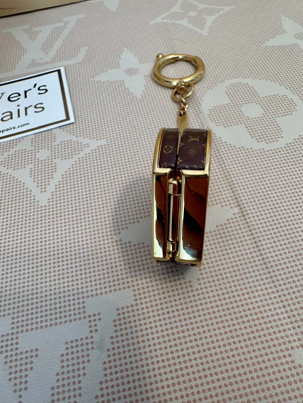 LOUIS VUITTON Bagcharm, Taschenanhänger, Spiegel Boite Chapeau, M62230 – Bild 8