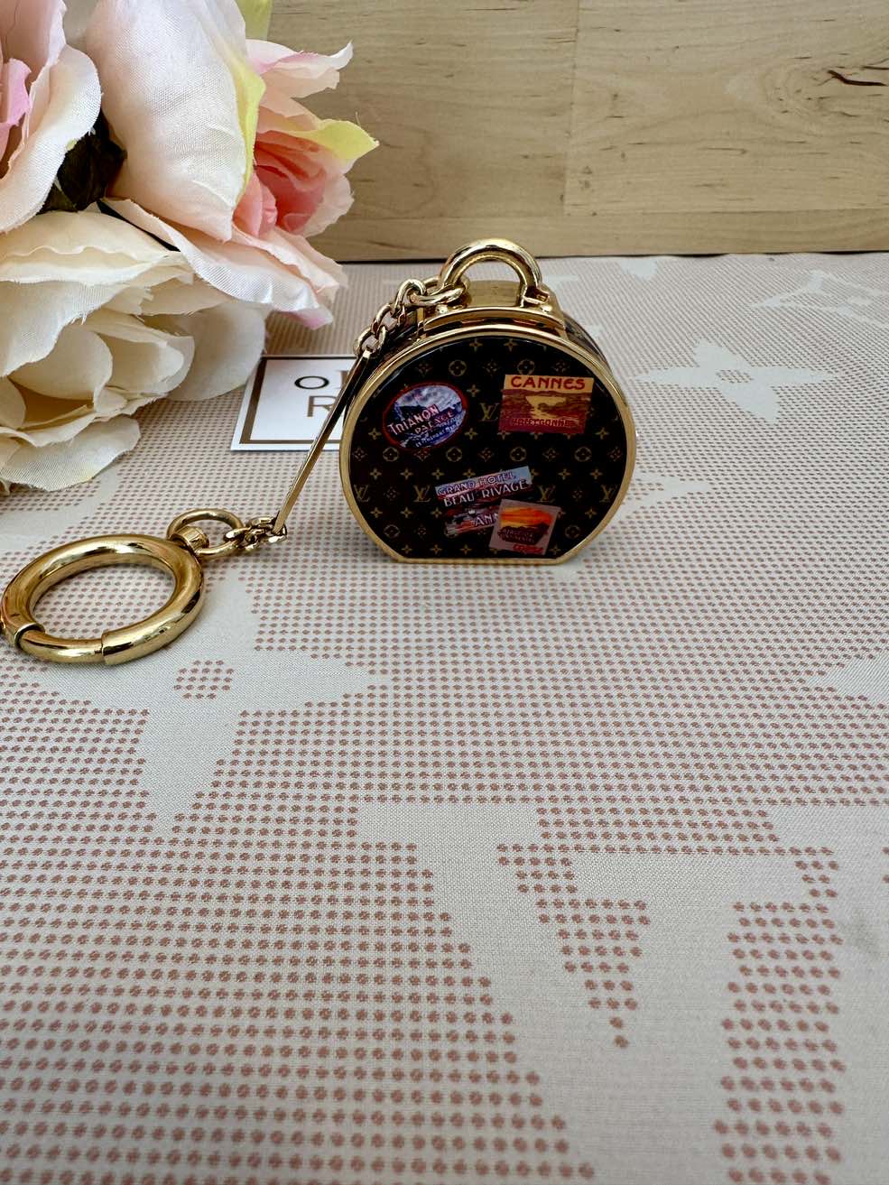 LOUIS VUITTON Bagcharm, Taschenanhänger, Spiegel Boite Chapeau, M62230 – Bild 6