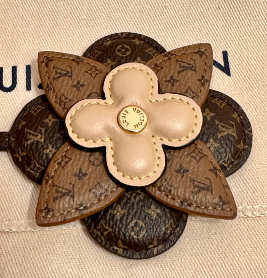LOUIS VUITTON Bagcharm/Taschenanhänger LV Limitierte Edition - Bijoux Flower NANO-Monogram-Mix und Leder, M02136